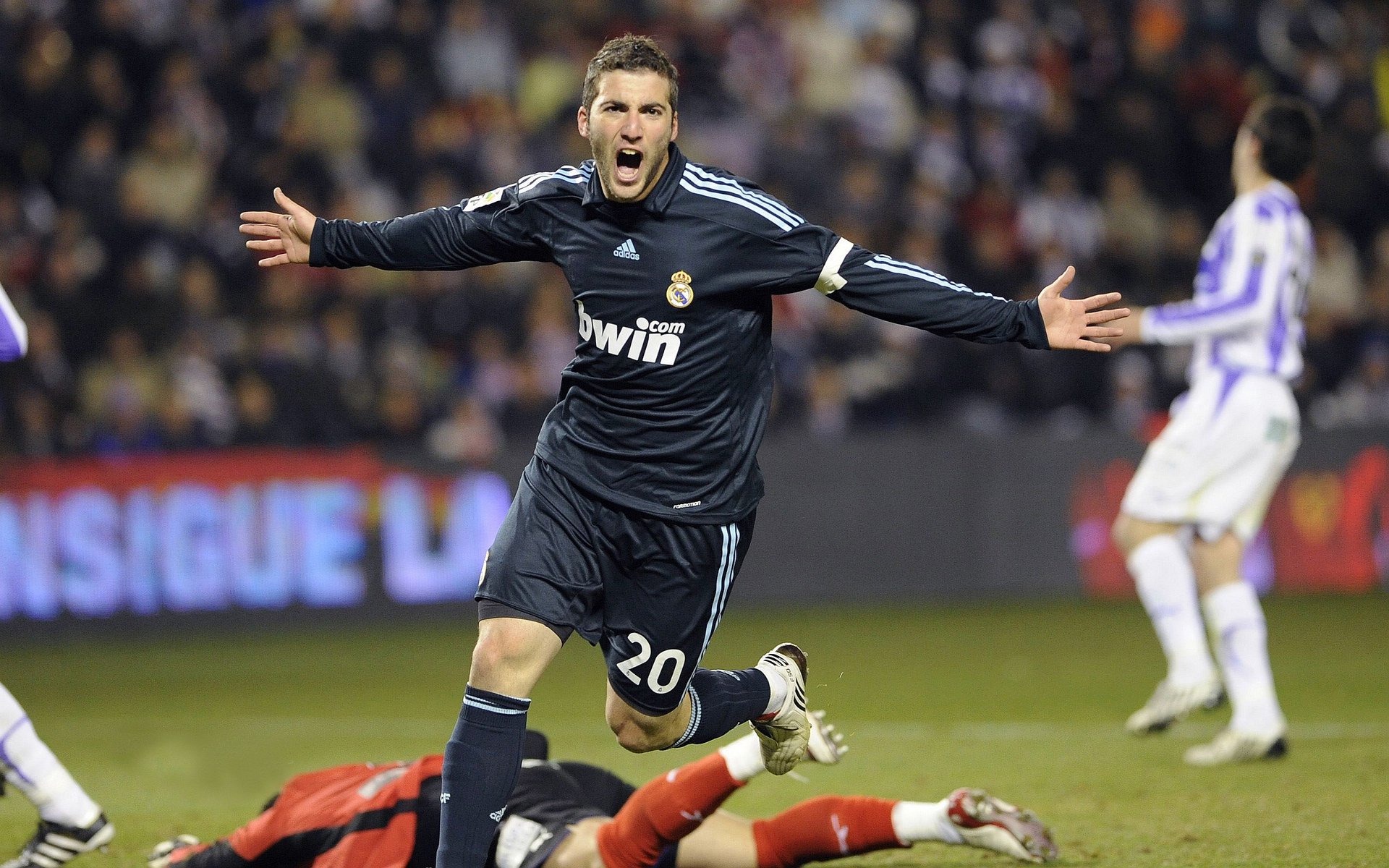 开云体育在线-英超防守策略调整后对抗犯规率的变化趋势分析，英超哪个球队打防守反击